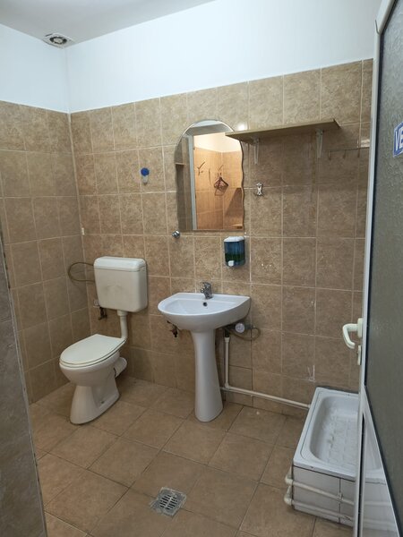 Sector 4, Aparatorii Patriei, vis-avis Auto Nesty 80 metri patrati,